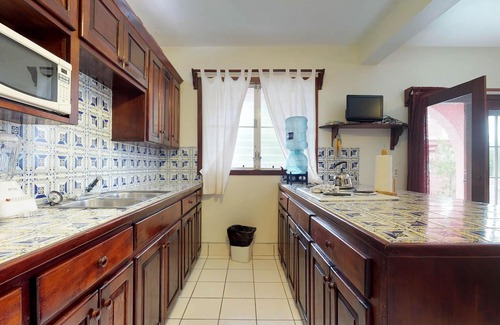 San Pedro Condo | Garden-view condo steps to the beach with pool, dock & AC - snowbird-friendly