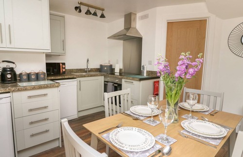 Llanybydder Cottage | GARDEN VIEW, pet friendly, country holiday cottage in Llanybydder