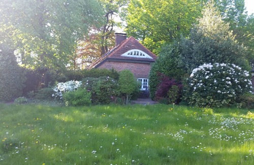 Westerstede Cottage | Garden view vacation apartment in the historic Heuerhaus in the beautiful Rhodo garden