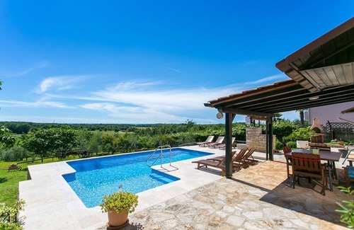 Fuskulin Apartment | Garden with pool and barbecue, air conditioning, wifi, quiet location