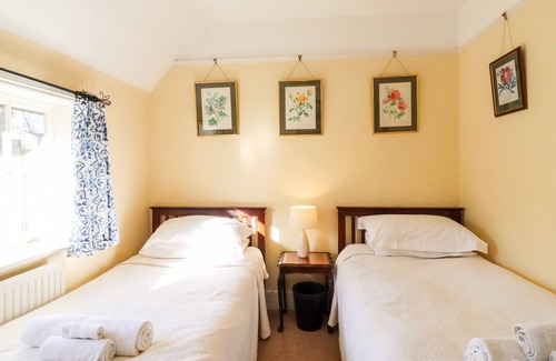 Hadleigh Cottage | GARDENER'S COTTAGE, pet friendly, with open fire in Hadleigh