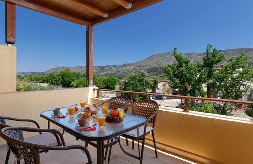 Exopoli House | Gardenia - Shiny Charming Duplex with Pool Access