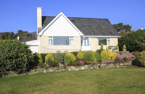 Llanfair Cottage | GARNEDD LWYD, family friendly, with a garden in Llanfair