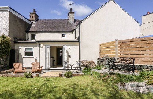 Llanddeusant Cottage | GARNEDD, pet friendly, character holiday cottage in Llanfaethlu