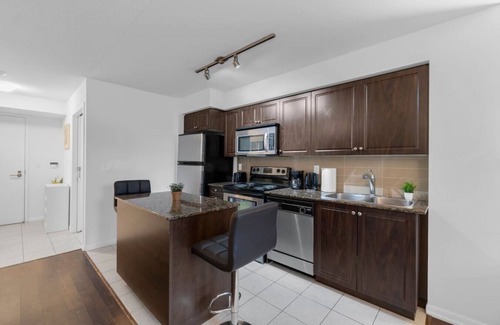 Fort York Hotel | Garrison Commons - Free Parking - Pool - Gym