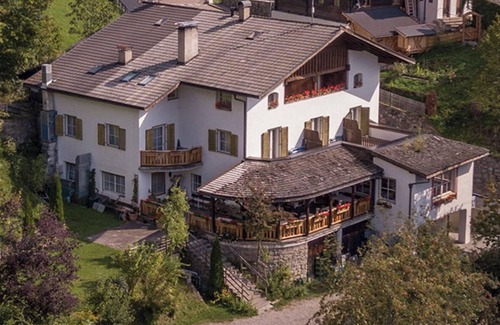Santa Valburga Apartment | Gasthof Kirchsteiger 'Zimmer 5' with Lake View, Shared Terrace and Wi-Fi