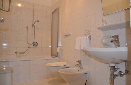 Santa Valburga Apartment | Gasthof Kirchsteiger 'Zimmer 5' with Lake View, Shared Terrace and Wi-Fi