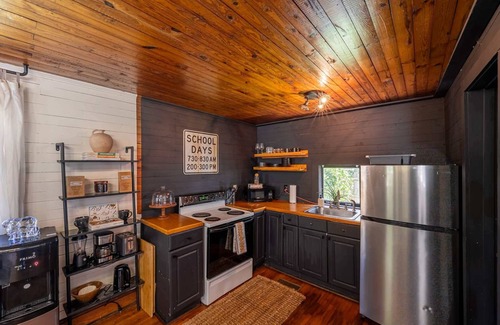 Gastonia Cabin | Gastonia Getaway: Fenced Yard, Workspace & Netflix
