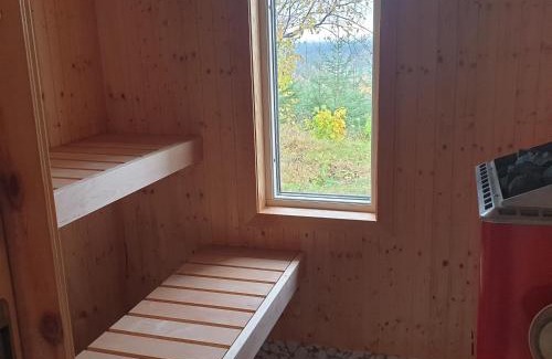 Dalsjofors House | Gäststuga i vacker natur, bastu, bubbelpool sommartid och gratis parkering nära Ulricehamn och Lassalyckan, guesthouse with nice view with sauna and free parking close to Dalsjöfors and fishing