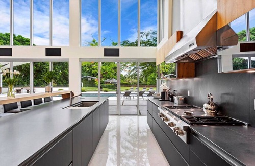 Southwest Ranches Villa | Gated 9BR Estate for 20 w/Private Pool, Jacuzzi, Theater & Guest House! Pet-Friendly!