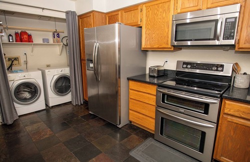 Tucson House | Gated comfort I-10/Grant. Private garage, resort pool & spa, ultra-fast Wi-Fi