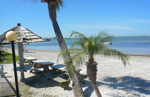 Bayview Condo | Gated community Fully furnished 1 King bed 1 Full Bath, perfect location