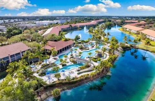Naples Condo | Gated Community/Lazy River/Pool/Tennis/Granite/Tile/Lanai with Kitchen