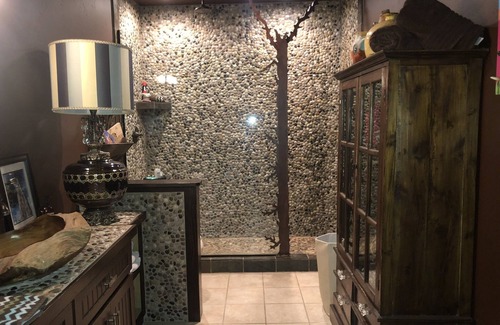 Somers Cabin | Gated Luxury King Bed 1.5 Bath Lodge Firep Hot Tub Kitchen Pool Table EV Charger