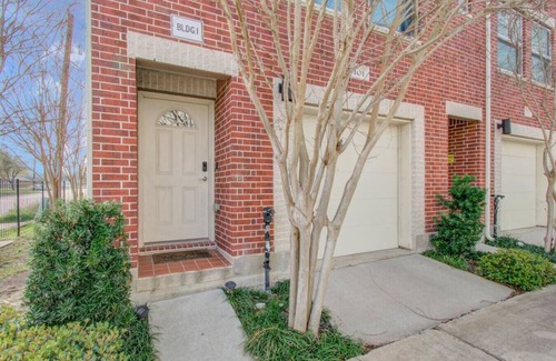 Southeast Houston House | Gated Townhome w/Garage Parking by Hobby Airport!
