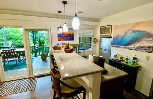 Kailua-Kona Cottage | Gated Tropical Retreat in Kailua Kona Hawai’i, five minutes from the ocean.