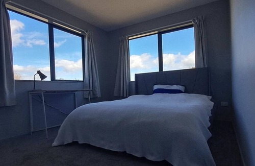 Manurewa House | Gateway to New Zealand BRAND NEW HOME Panoramic views & NEW playground