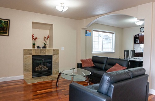 Dunlap House | Gateway to SEA! 5BED/3BA Home