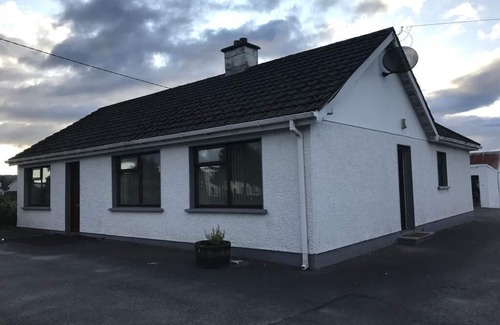 Ballybofey Cottage | Gateway to the Wild Atlantic Way and Causeway Coast. Pet friendly town home.