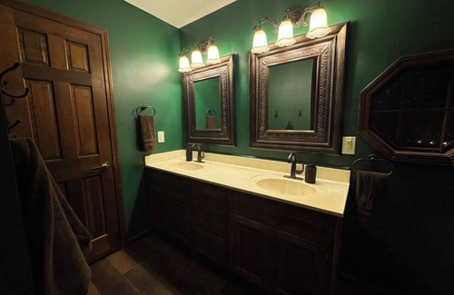 Ozark House | Gatsby-Inspired Victorian Farmhouse - Farm feel only 5min from city amenities