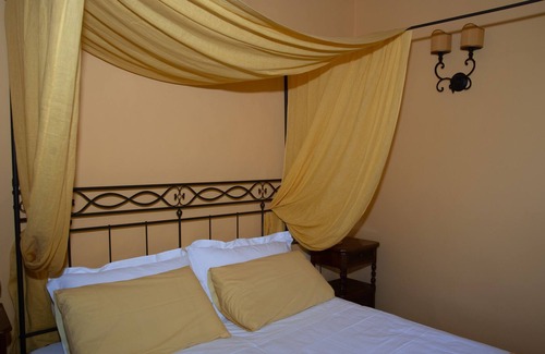 Migliano Apartment | Gattamelata, Historic Flat with Modern Comforts