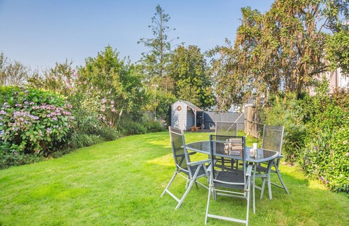 Pen-y-sarn Cottage | Tyn Giat Cottage offers a perfect home for your relaxing getaways.