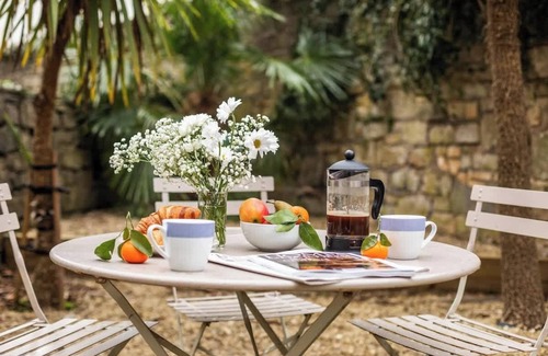 Bath City Centre Apartment | Elegant Georgian Flat in Historic Bath with Garden