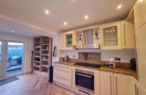 Dowlais House | Stylish & comfortable 4 bedroom home with patio