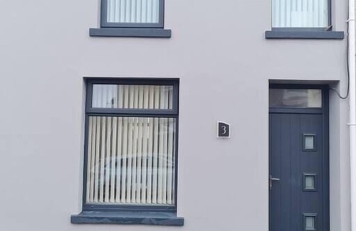 Dowlais House | Stylish & comfortable 4 bedroom home with patio
