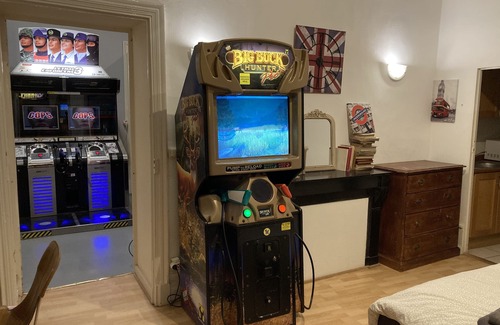 Seurre Other | Geek Castle in Seurre: 30 beds, 12 bedrooms, arcade terminals and pinball machines