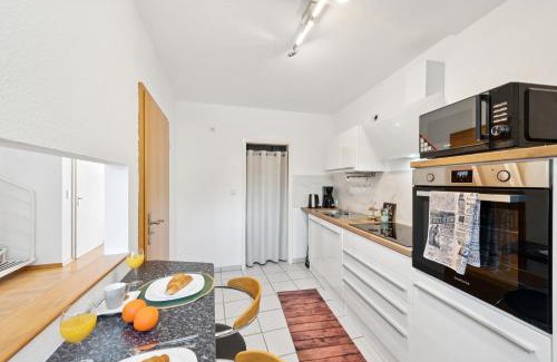 Neunkirchen Apartment | "Gelbe Koffer Vintage Maisonette" in Neunkirchen - 2 SZ - Self-Check-in - Parkplatz - Balkon - Badewanne - WLAN 250 Mbit - bis 4 Pers - zentrumsnah