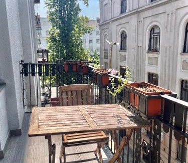 Szentimrevaros Apartment | Gellert Square Family Residence - Premium Stay in Buda Side's Cultural Center