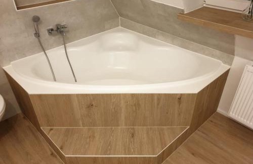 Wolmirstedt Apartment | Gemütliche Dachwohnung mit kleiner oder großer Dachterrasse nebeneinander