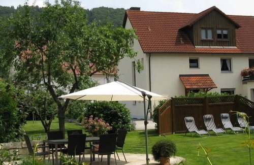 Riedenburg Apartment | Gemütliche Ferienwohnung mit Terrasse und Liegewiese, kostenfreies Parken und WLAN
