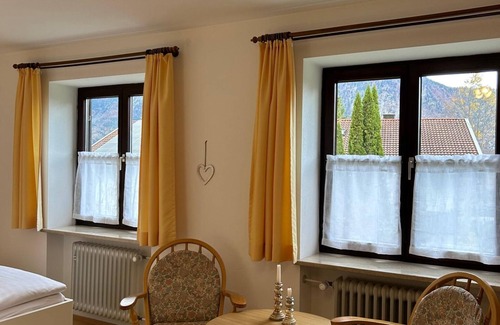 Gmain Apartment | gemütliche Ferienwohnung für 1-2 Personen mit Balkon (Wohnung 3)