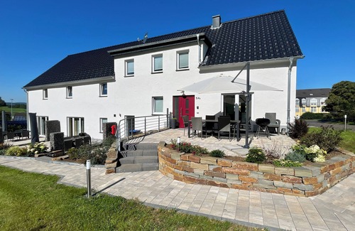 Gerolstein Apartment | Gemütliche Ferienwohnung mit Blick auf Wald Wiesen und Dolomiten