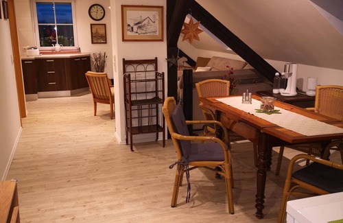 Hosterwitz Apartment | Gemütliche Ferienwohnung mit Offenen Dachbalken Klimaanlage