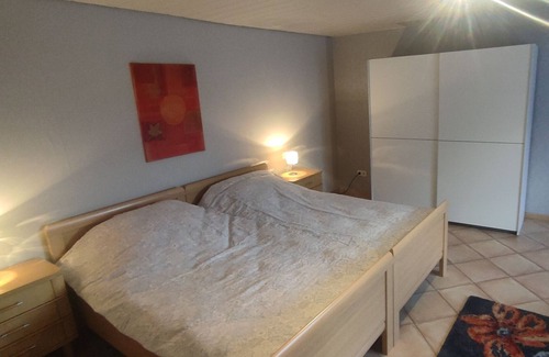 Rees Apartment | Gemütliche Kleine Ferienwohnung auf Alter Hofanlage mit Terrasse und Gartenblick