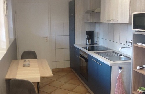 Rees Apartment | Gemütliche Kleine Ferienwohnung auf Alter Hofanlage mit Terrasse und Gartenblick