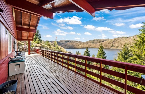 Lyngdal House | Gemütliches Helles Ferienhaus am See mit Panoramaseeblick + Hütte und Nahe Meer