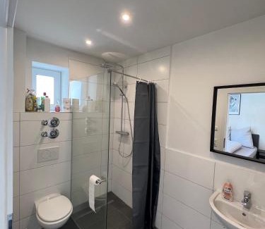 Neureut Sudlicher Teil Apartment | Gemütliches Studio-Apartment in Karlsruhe Neureut - Nähe Uni-KIT-Messe, Fußbodenheizung, Regendusche, Waschmaschine, Stellplatz
