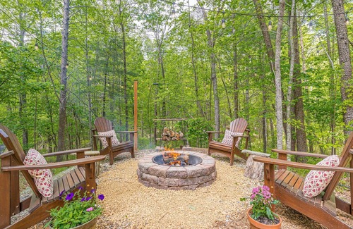 Dahlonega House | Gem - Fireplace - Forest - Relax - Wineries - Fire Pit - Grill - ROKU-Vibe-Queen