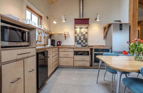 York Cottage | Gem in the Heart of Bellingham - Walk to WWU, Downtown and Waterfront