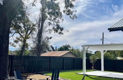 Amistad National Recreational Area House | Gem on Spring-Upscale home walk to Main sleeps 11