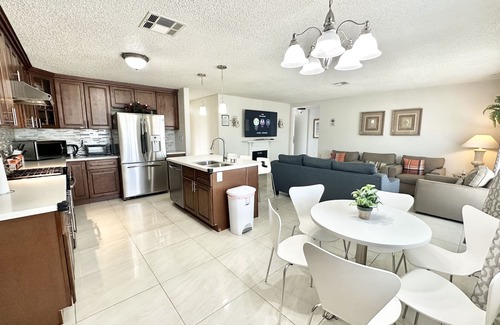 Chinatown House | Gem suite in China Town