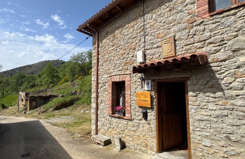 Cuevas de Vinayo House | Genciana, Cottage in the middle of the Leonese mountains (pet friendly)