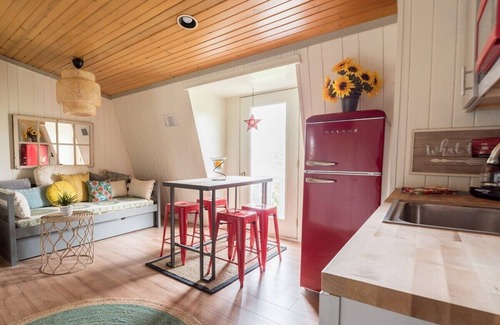 Lake Geneva Apartment | Geneva Beach House Como Suite |Easy Half Mile Walk to the Lake |Shared Backyard |Parking