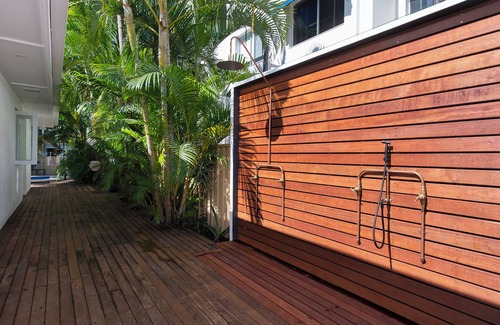 Surfers Paradise House | Genoa Beach House. - where coastal charm meets ultimate comfort. Pet friendly
