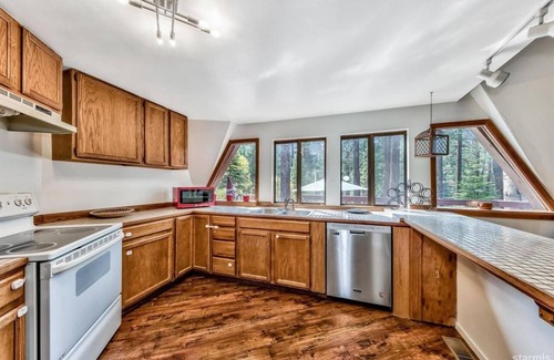 Country Club Estates House | Geodesic Dome Retreat in South Lake Tahoe - Monthly Rental - WFH