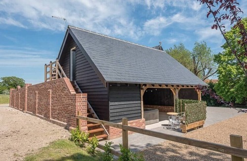 Ipswich Apartment | Geoff's Rest with Hot Tub, Pond Hall Farm, Hadleig